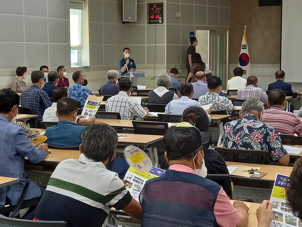 부안署 서림지구대 부안읍 이장단회의에 교통안전 홍보 나서