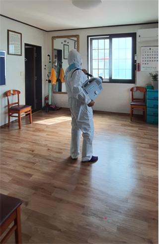 부안 행안면이장단협의회, 코로나19 확산 방지 경로당 방역소독