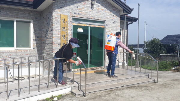 부안 백산면 주민자치위원회, 자율방범대 경로당 방역 실시