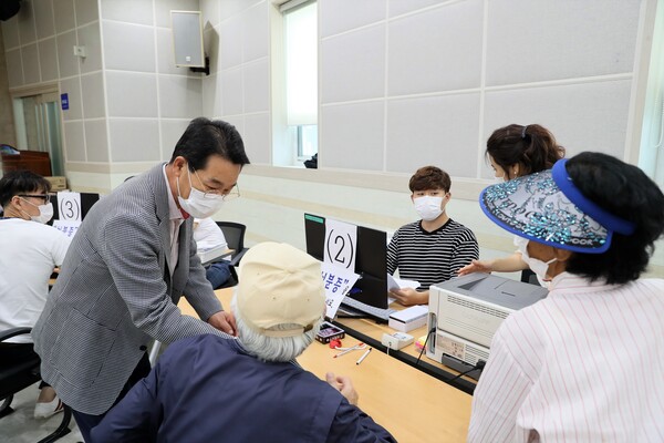 권익현 부안군수, 코로나19 상생 국민지원금 방문접수 현장방문