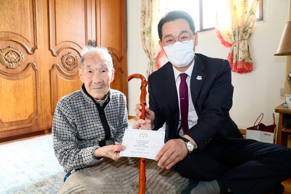 권익현 부안군수 100세 장수어르신 청려장 전달