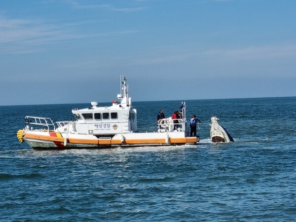 부안해경, 위도 인근 침수 전복된 모터보트에서 승선원 3명 극적 구조