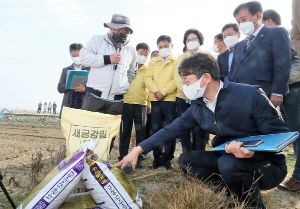 박영범 농식품부 차관, 부안군 우리 밀 파종현장 방문
