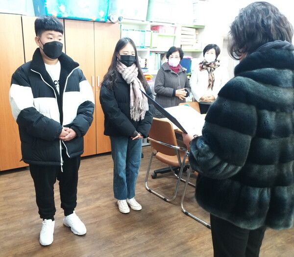 한중여성교류협회 부안지회, 사랑의 장학금 전달