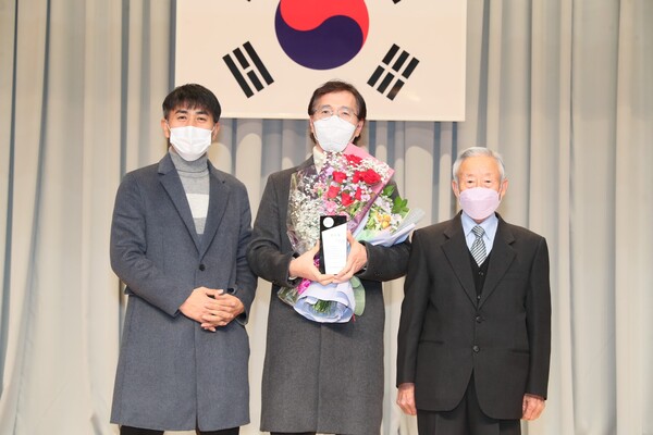 부안 동진면 제전마을 주민들, 부안군청 전용옥 주무관 감사패 전달