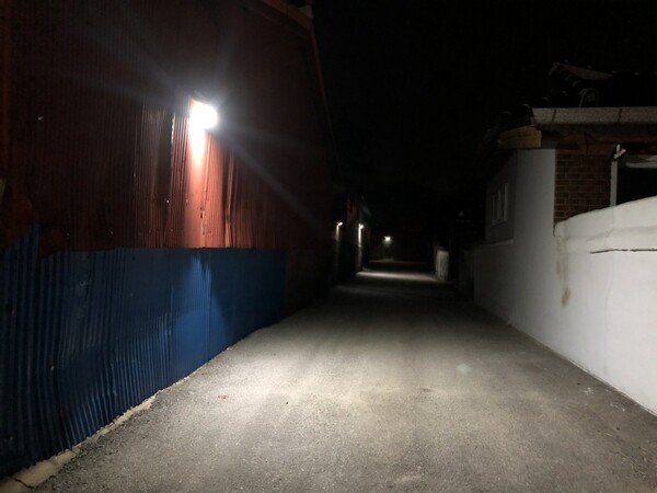 부안 동진면 가로등 사각지대에 태양광 LED 벽등 설치