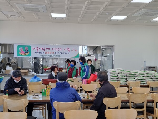 부안 백산면 부녀회장단, 봄향 반찬‧쌀 나눔 봉사