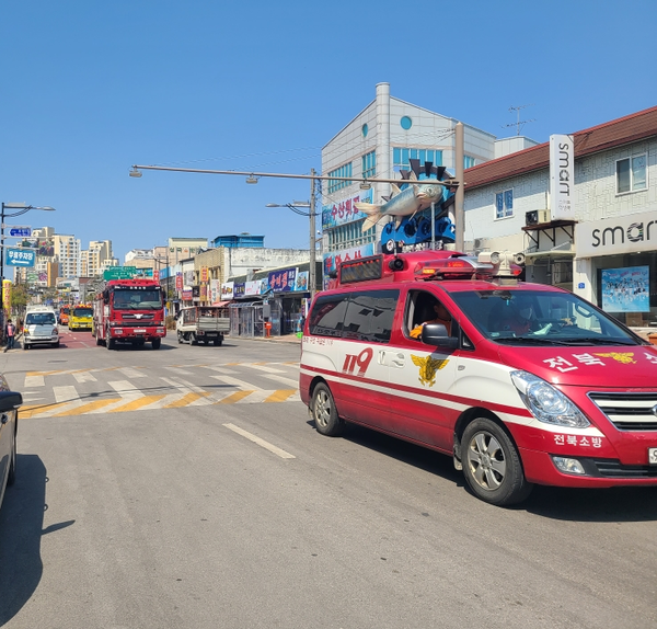 부안소방서, 소방차 길 터주기 훈련 실시