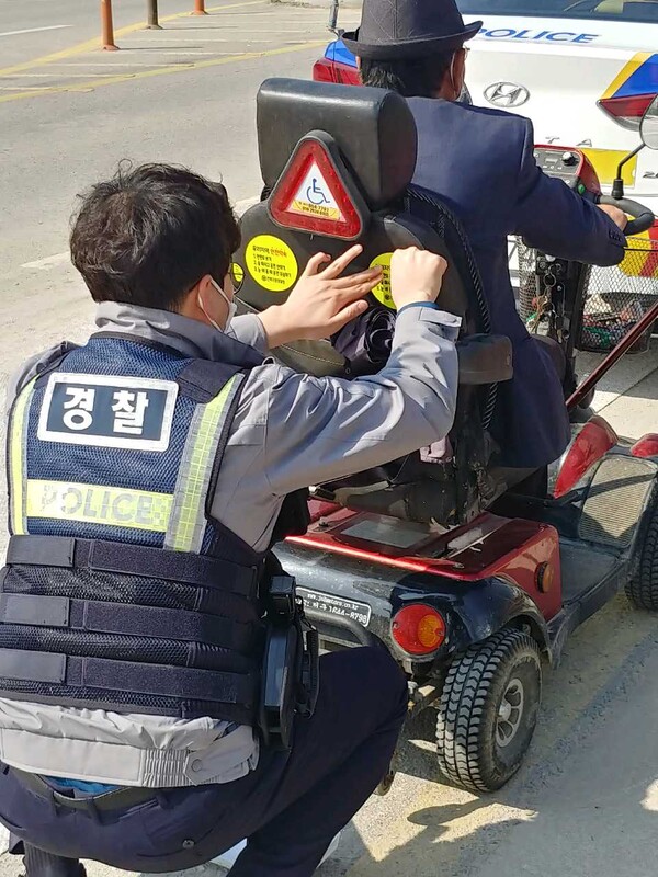 부안서 서림지구대 전동휠체어 야광 반사지 부착