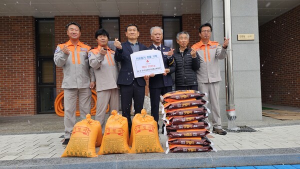 부안소방서 주산남성의용소방대, 지역사회보장협의체 쌀 200kg 기증