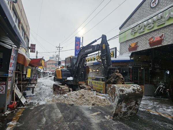 부안군, 기록적 폭설 속 신속 제설작업 호평