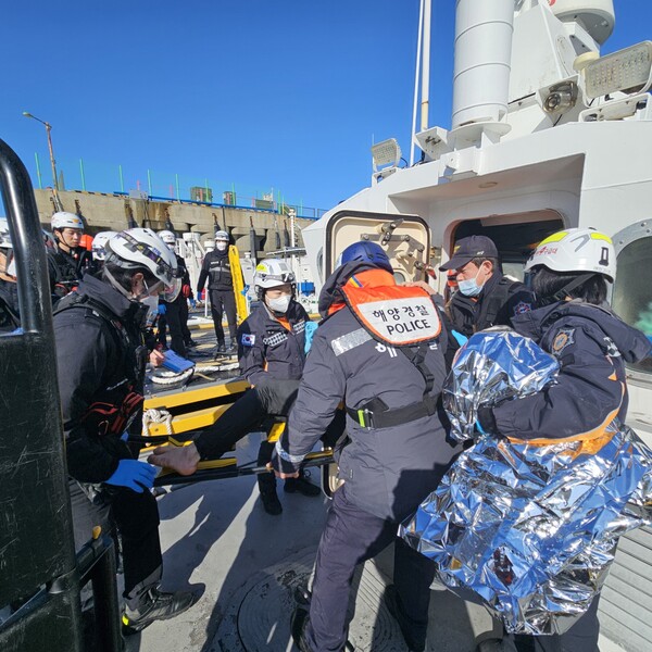 부안해경이 구조한 선원을 이송하고있다