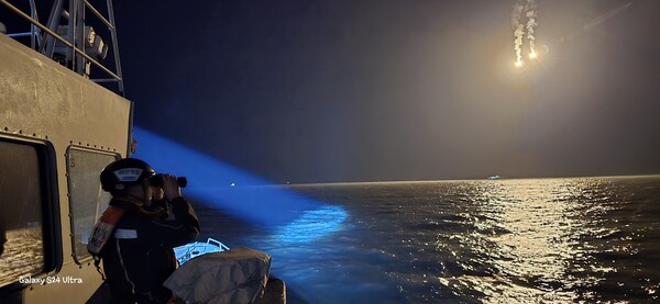 부안해경이 선박 21척을 동원하여 야갼에도 조명탄을 투하 수색하고 있다