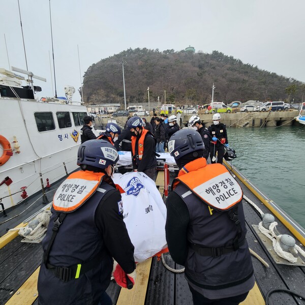 왕등도 화재 어선 실종 추정자 2명 발견
