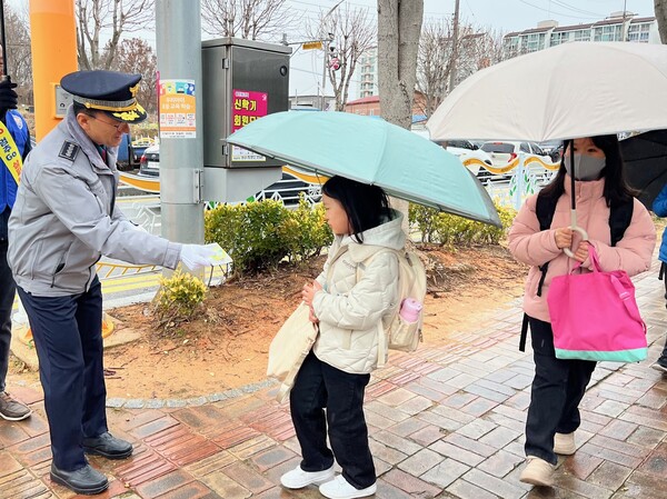 부안경찰, 새 학기 첫날부터 어린이 교통안전 돌봄활동 실시