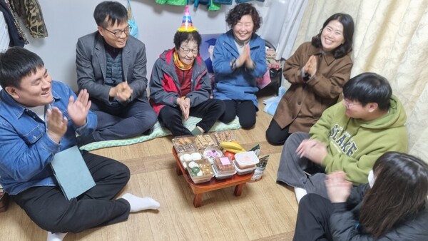 변산면 지역사회보장협의체, 홀몸 어르신 온정 가득 생신상 전달