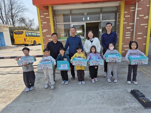 부안농협, 관내 초등학교에 사랑의 학습용품 꾸러미 전달