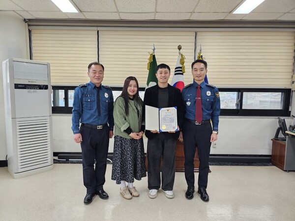 부안경찰서, 현금 습득 후 신고한 미얀마 국적 외국인에 감사장 수여