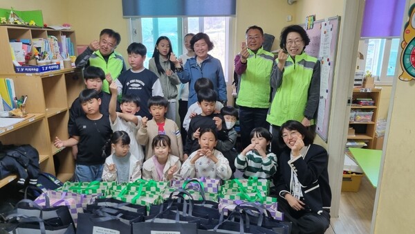변산면 지역사회보장협의체, 어린이날 맞이 선물꾸러미 전달