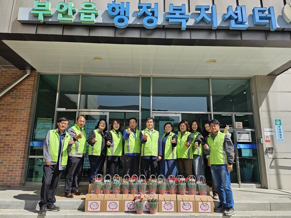 부안읍, 어버이날 맞이 취약계층 어르신 사랑의 카네이션 화분 전달