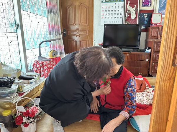 백산면, 어버이날 맞이 카네이션 화분 전달