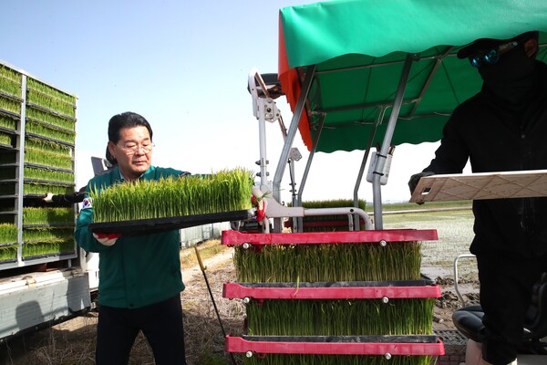 권익현 부안군수, 모내기 현장 방문 농가 격려
