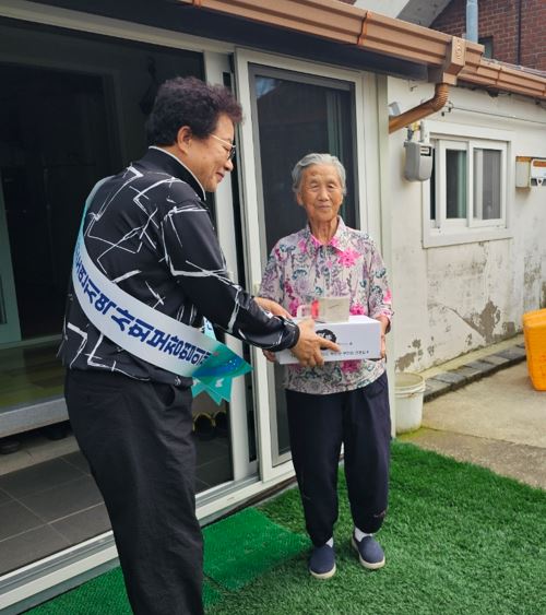 위도면 지역사회보장협의체, 어르신 생신 떡 나눔 행사 개최