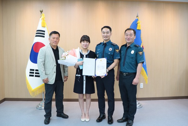부안경찰서, 신속한 신고로 보이스피싱 예방 감사장 수여