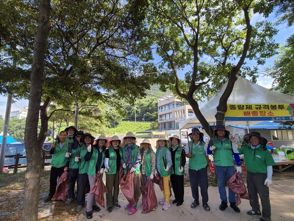 행안면 남·여 새마을지도자회, 모항해수욕장 환경정화활동 실시