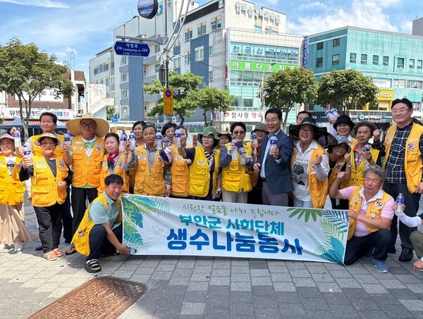 대한적십자사봉사회 부안지구협의회, 폭염 속 생수 나눔 봉사 펼쳐