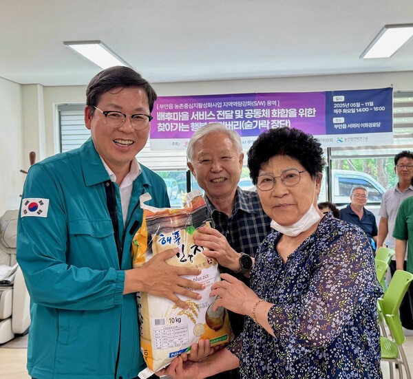 부안군 지역사회보장협의체, 관내 경로당 수박‧백미 전달