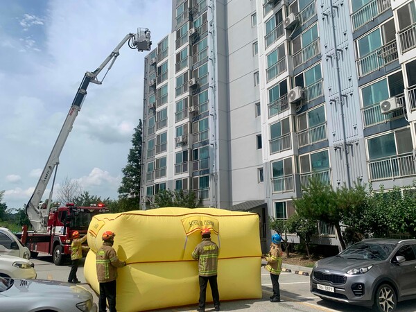 부안소방서,‘공기안전매트 활용’아파트 현지적응훈련