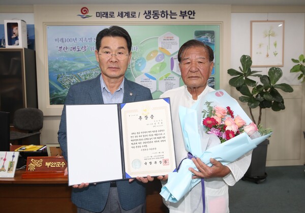 부안군, 고 심기동 상병 유족 72년 만에 무공훈장 전수