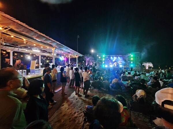 부안군 변산 비치펍, 이국적 감성 바탕 체류형 야간관광 가능성 확인