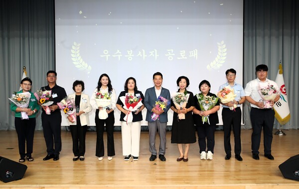 부안군, 사회단체 생수 나눔 봉사 유공 군민 공로패 수여식 진행