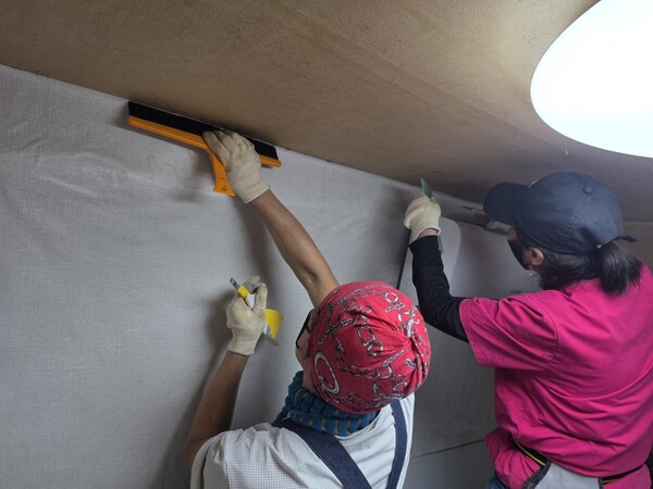 부안 청우평생학급관 도배실무과정 수료‧교육생, 재능기부 봉사 전개