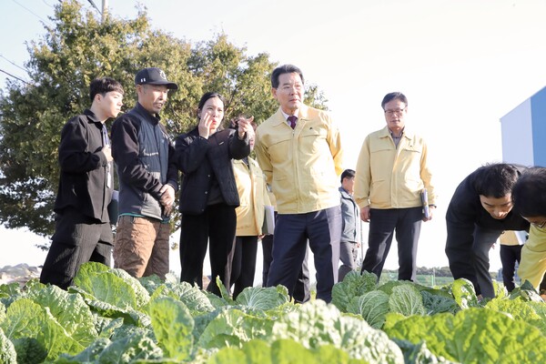 권익현 부안군수, 김장 채소 병해충 피해 현장 방문
