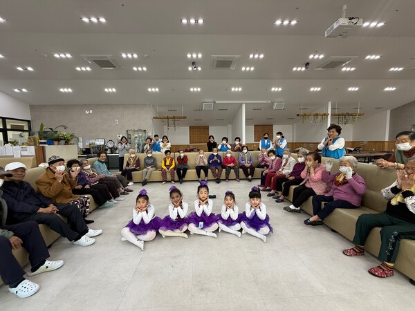 백산초등학교병설유치원, 어르신들게 찾아가는 공연실시