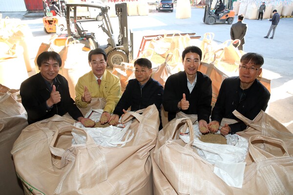 권익현 부안군수, 공공비축미 수매 현장 방문 농가 격려