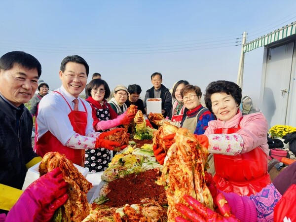 부안읍 농촌중심지활성화사업 주민위원회, 김장나눔 이웃돕기 실천