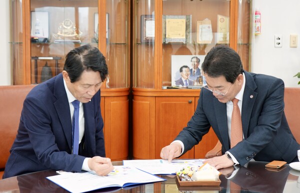 권익현 부안군수, 이학영 국회 부의장에게 부안군사업 예산 필요성 설명